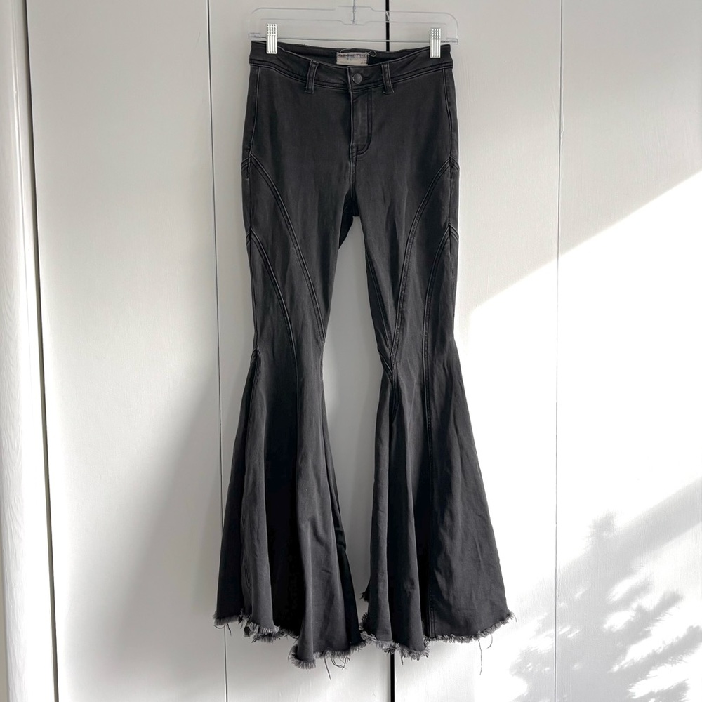 Free People We The Free Twirl On Mid-Rise Flare Jeans in Black Gray Size 26